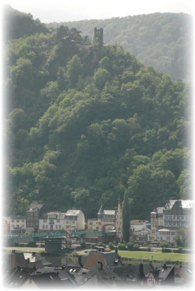 ドイツワインのふるさと、モーゼル河流域の街トラーベン・トラーバッハからのライブカメラ。橋と古城
